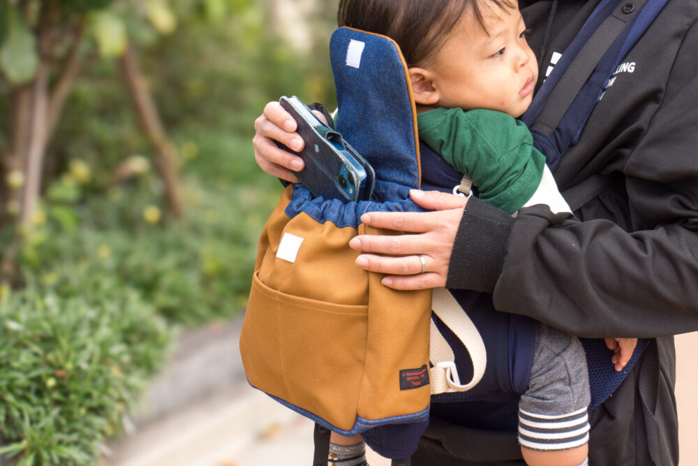 ベビーリュックからスマホを取り出すところ