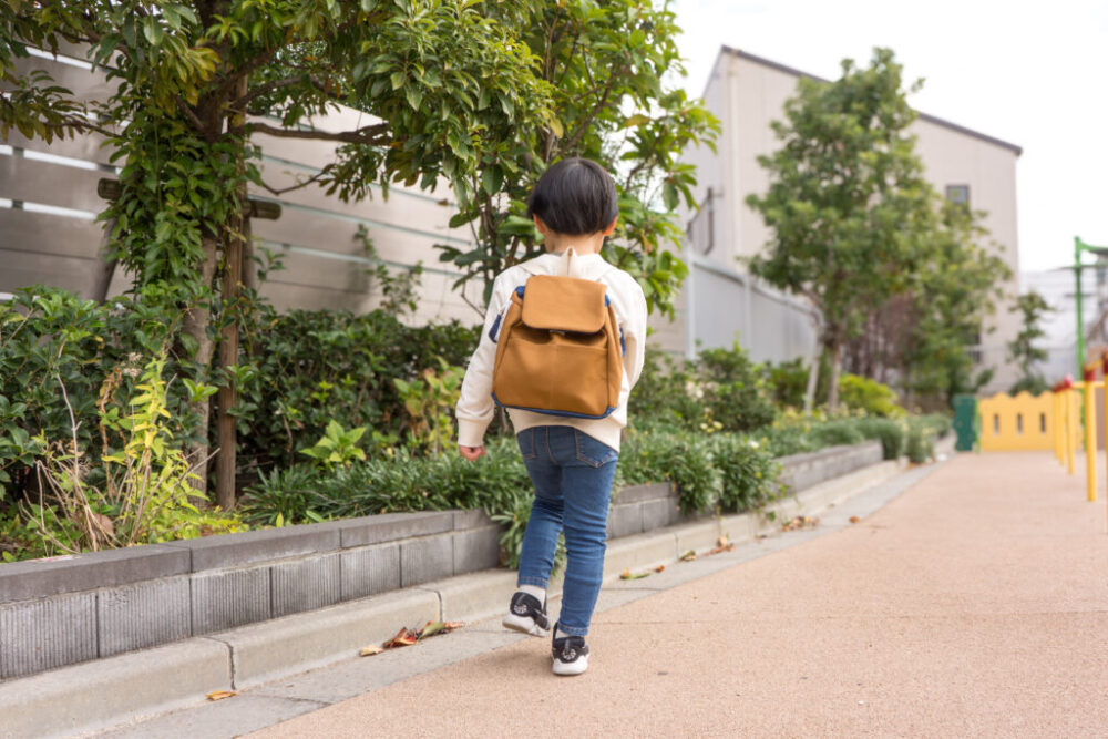 かけ出す子供の後ろ姿